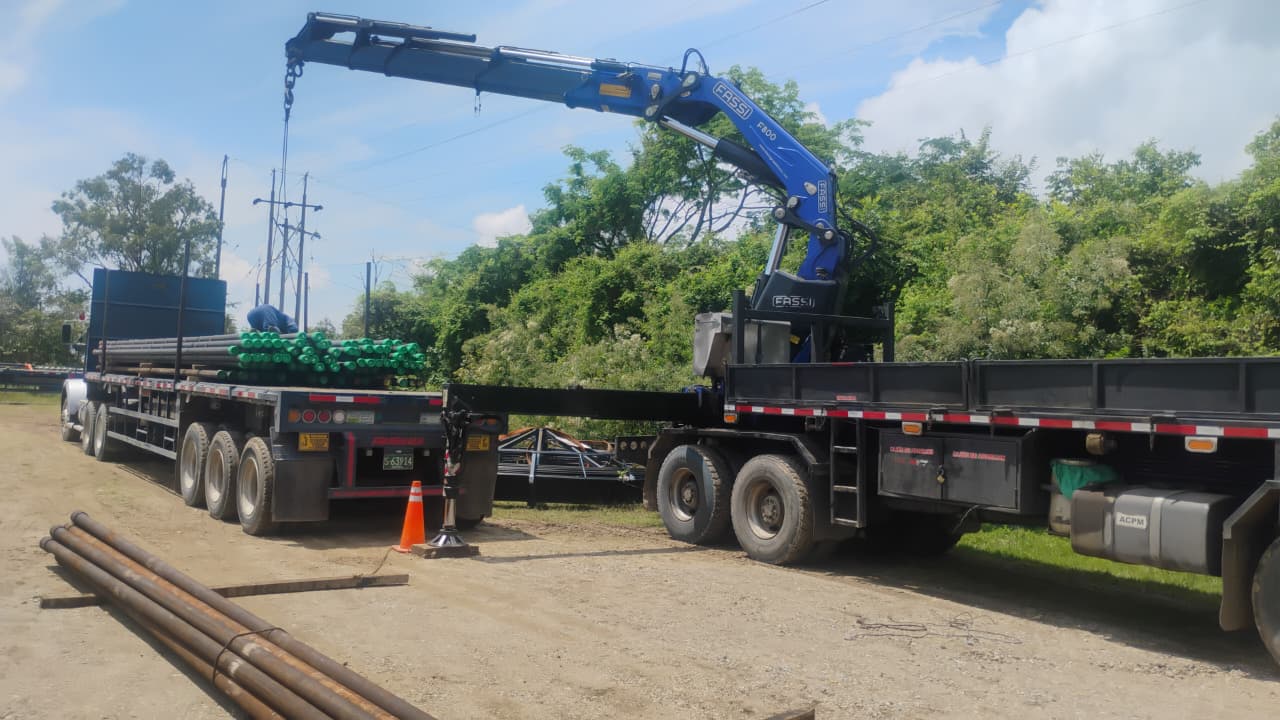 Camión plataforma con grúa articulada
