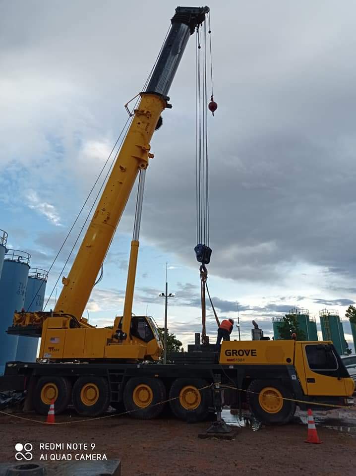 Grúa Grove móvil en operación