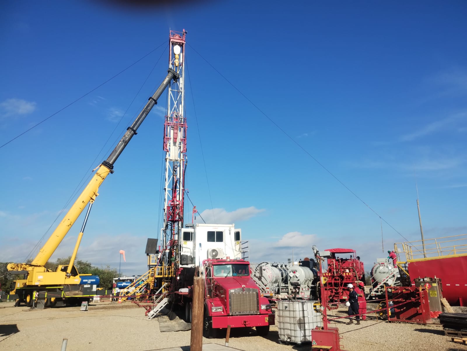 Grúa izando torre de perforación